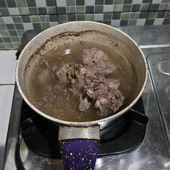 Rebus daging dengan air selama 7 menit hingga mendidih. Setelah itu buang airnya. Cuci bersih daging, kemudian rebus kembali hingga ¾ empuk. Rebus selama 8 menit lalu matikan api dan diamkan 30 menit.