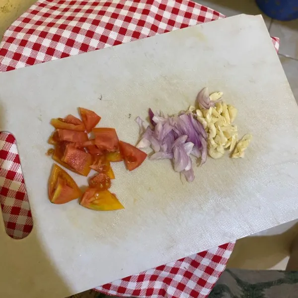 Iris tipis bawang putih dan bawang merah, iris juga tomat