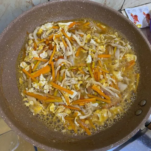 Aduk merata dan masak sampai matang
