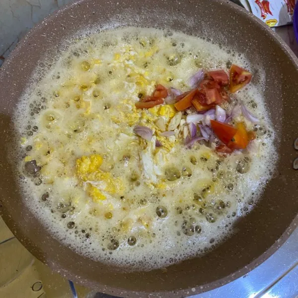 Lalu masukkan bawang putih, bawang merah, tomat masak sampai harum