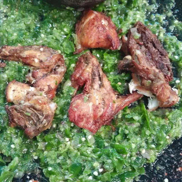 Tokok ayam sampai sedikit hancur, siap di sajikan