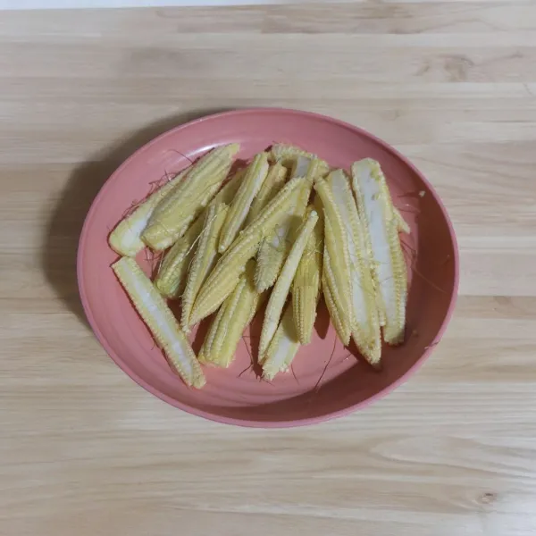 Potong baby corn menjadi 2 bagian