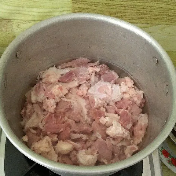 Rebus daging sampai kotorannya keluar. Angkat dan bilas daging.