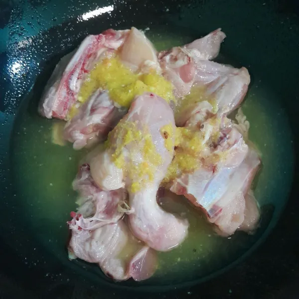 Cuci bersih ayam, lalu rebus ayam dengan bumbu marinasi