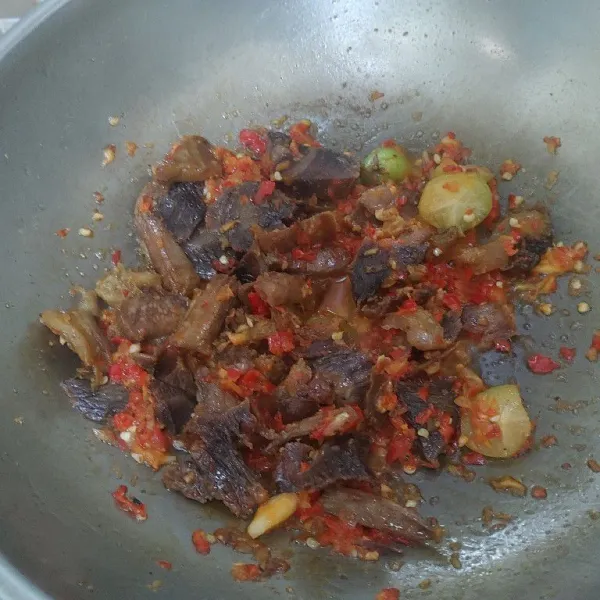 Terakhir masukan daging goreng aduk-aduk sampai tercampur rata dengan bumbu. Lalu angkat dan sajikan.