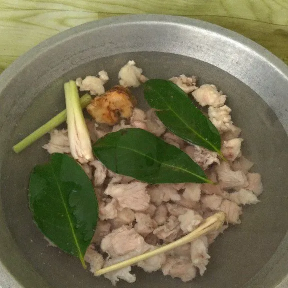 Masukkan air, daging sapi, daun salam, sereh dan lengkuas geprek. Rebus sampai air mendidih.