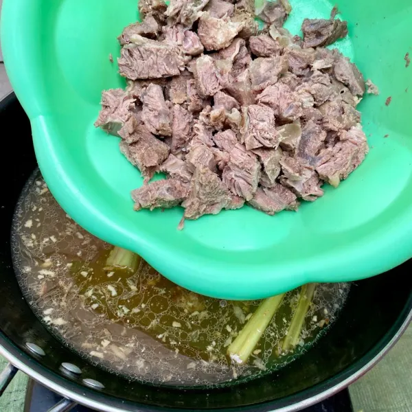 Tambahkan daging sapi, lalu aduk rata.