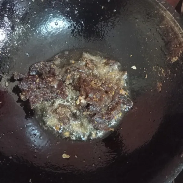 Goreng dengan api kecil agar tidak gosong karena mengandung gula