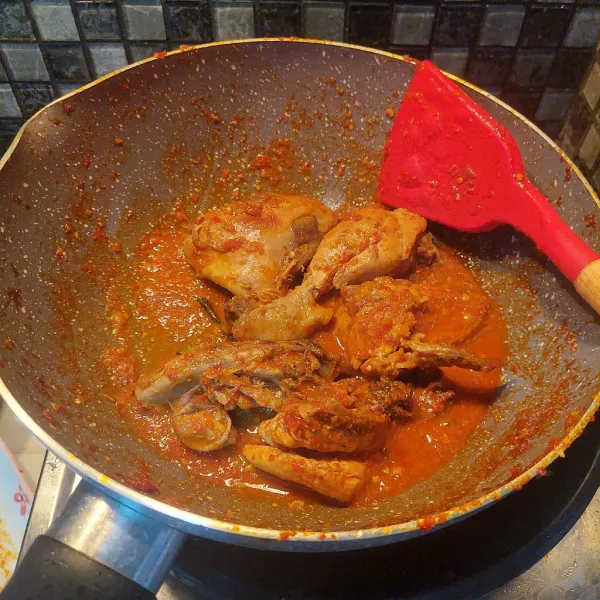 Masak terus sampai sesekali diaduk hingga ayam matang dan bumbu meresap