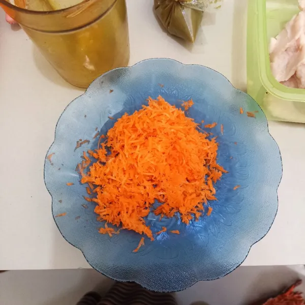 Kupas dan parut wortel.