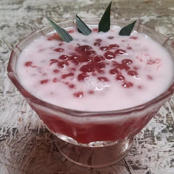 Saat akan dihidangkan beri susu kental manis secukupnya.