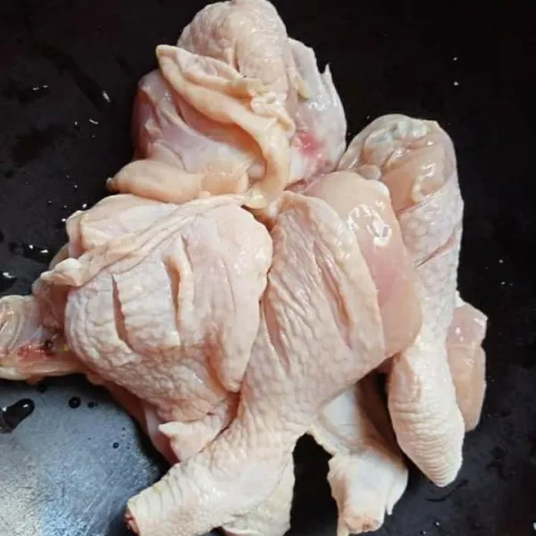 Cuci bersih ayam, kerat-kerat sisinya, kucuri jeruk nipis dan sedikit garam