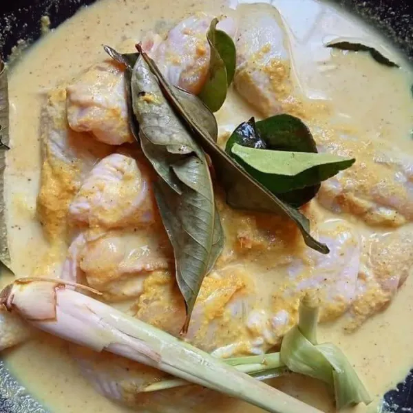 Campurkan santan dan bumbu halus, beri garam dan kaldu bubuk, test rasa lalu masukkan potongan-potongan ayam, lalu Cemplung kan bahan pelengkap nya, ungkep sampai santan menyusut dan ayam menjadi empuk