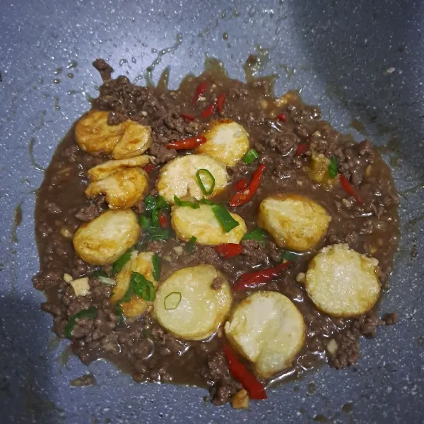 Masukan tofu dan daun bawang  koreksi  rasa angkat dan sajikan