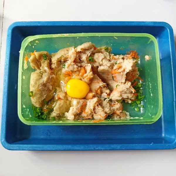 Tambahkan telur, lalu aduk merata.