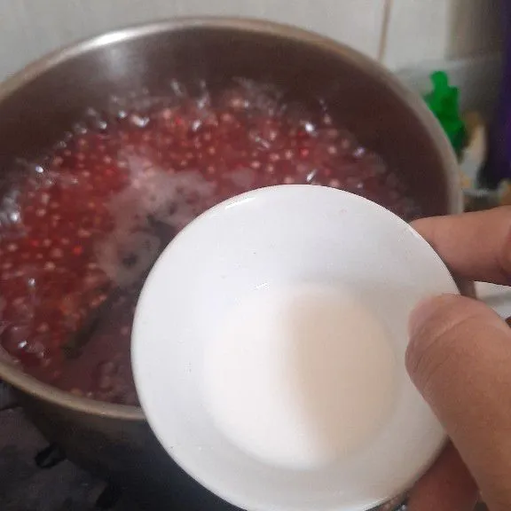 Masukkan larutan maizena, aduk rata