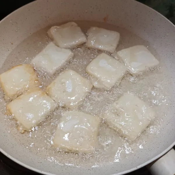 Lalu goreng tahu sampai ke 2 sisi matang kecokelatan dan kering.