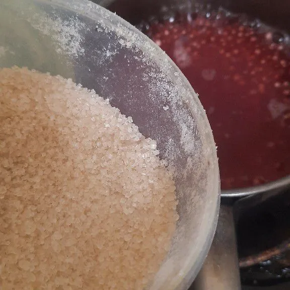 Masukkan juga gula pasir,aduk aduk.....sisihkan dulu