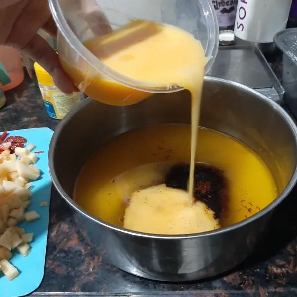 Masukan telur kocok, dan semua gula ke dalam margarin dan mentega cair, lalu aduk rata. Jangan terlalu kencang mengaduknya agar cake tidak keras.