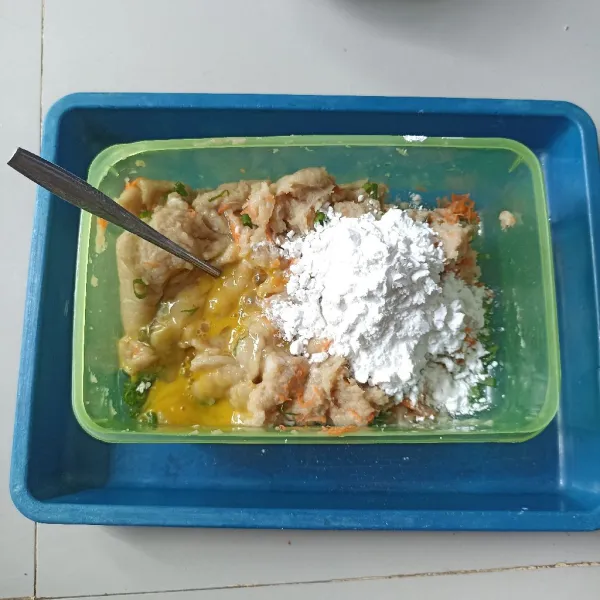 Tambahkan tapioka, aduk merata.