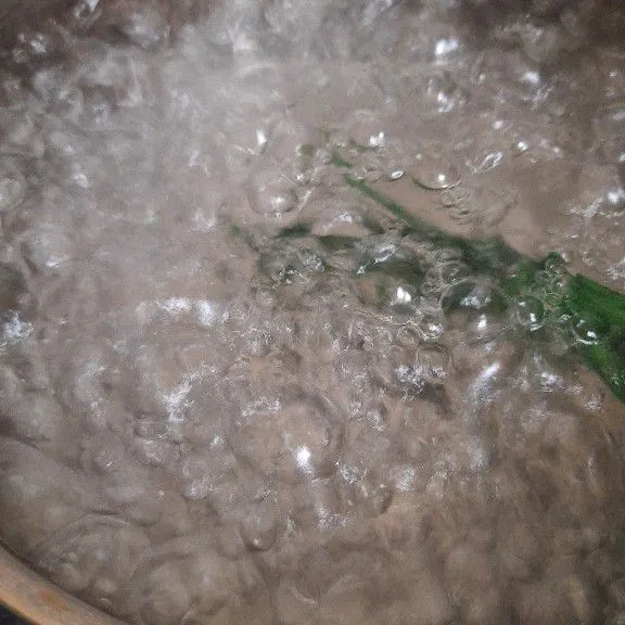 Didihkan 1,5 liter air bersama dengan daun pandan