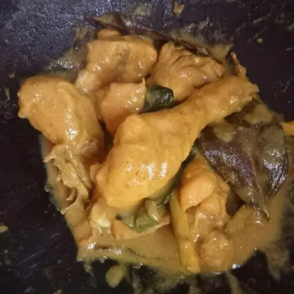 Biarkan ayam dingin, lalu pindahkan kedalam wadah tertutup simpan dalam kulkas, goreng seperlunya saja