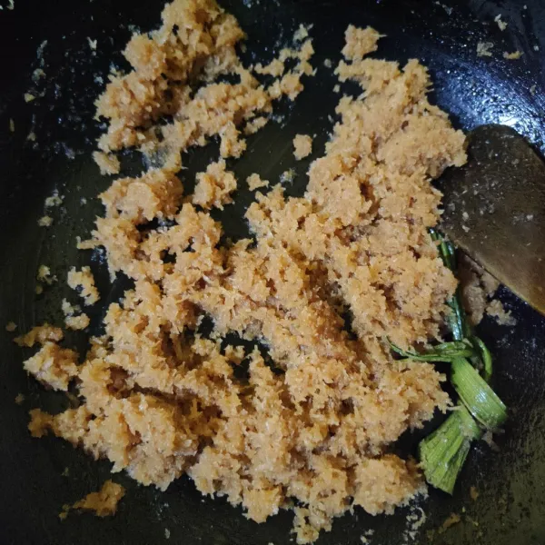 Masak menggunakan api kecil (sambil terus diaduk) hingga air menyusut dan meresap.