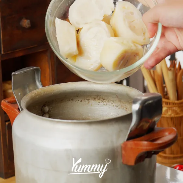 Rebus kaki sapi dan tambahkan daun salam masak hingga matang dan empuk, sisihkan