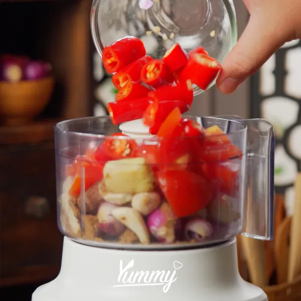 Blender semua bumbu halus, tumis dan masukkan semua bahan tumis, tumis hingga matang