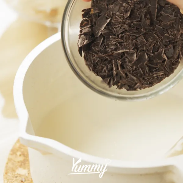 Matikan api dan tambahkan dark chocolate lalu aduk rata.