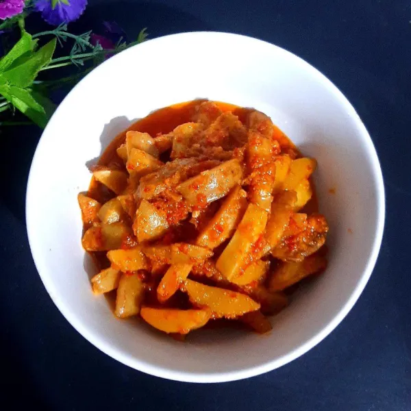 Kalau sudah surut matikan api kompor, pindahkan tumis jengkol ke mangkuk, jengkol siap di hidangkan.