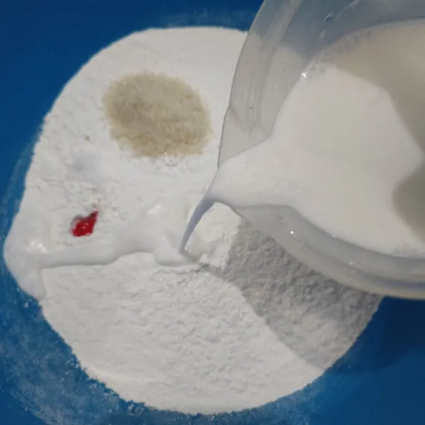 Campurkan tepung ketan, gula pasir, garam dan pewarna makanan.