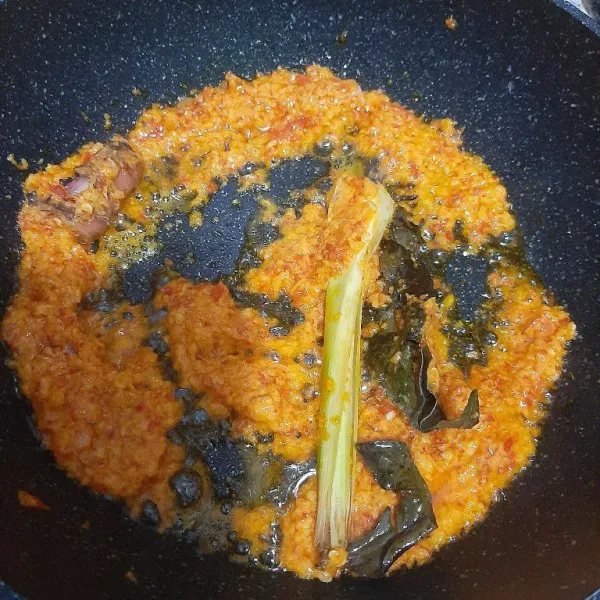 tumis bumbu halus sampai harum, jangan lupa masukan sereh, lengkuas dan daun salam