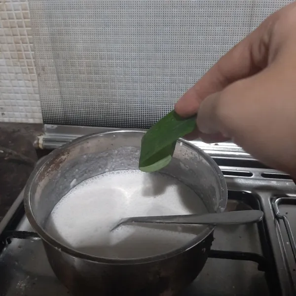 Masukan daun pandan dan masak larutan tepung beras dengan api sedang cenderung kecil, hingga mengental