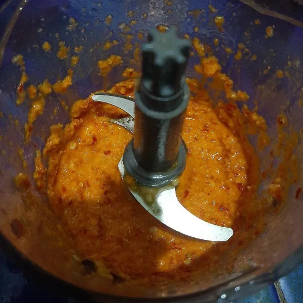 Haluskan semua bumbu halus