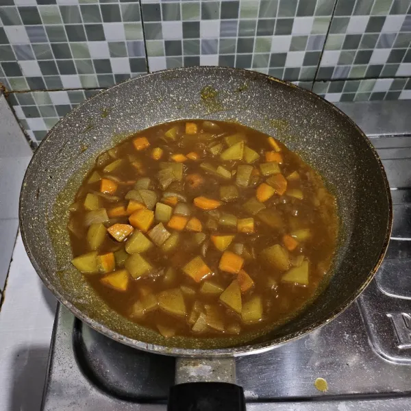 Aduk hinga tercampur rata dan masak hingga kuah mengental. Kemudian matikan api.