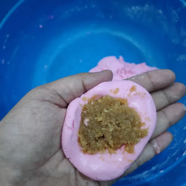 Ambil 1 sdm adonan, lalu isi dengan unti kelapa. Bulatkan, sisihkan.