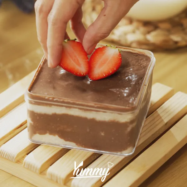 Siapkan dessert box, masukkan layer pertama dengan potongan roti tawar lalu saus chocolate dan ulang sampai membentuk beberapa layer. Tambahkan topping strawberry.