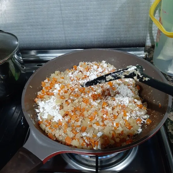 Tambahkan tepung terigu aduk rata hingga ragut menempel dan lengket. Biar kan uap dan panas hilang. Siap di gunakan untuk berbagai isian, simpan sisa ragut dalam wadah tertutup dalam kulkas atau beku kan dalam freezer