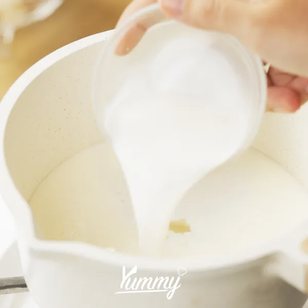 Di wajan masukan susu full cream, susu kental manis, gula pasir, santan lalu aduk rata, tambahkan campuran maizena.