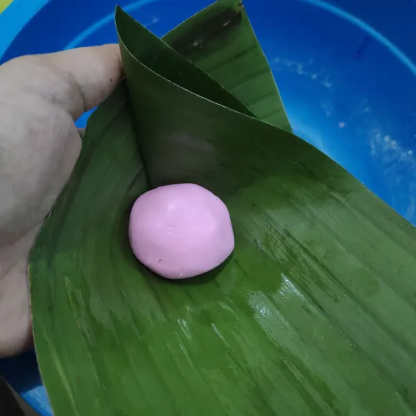 Ambil selembar daun pisang (sebelumnya sudah dilayukan diatas api) olesi dengan minyak goreng lalu masukkan adonan.