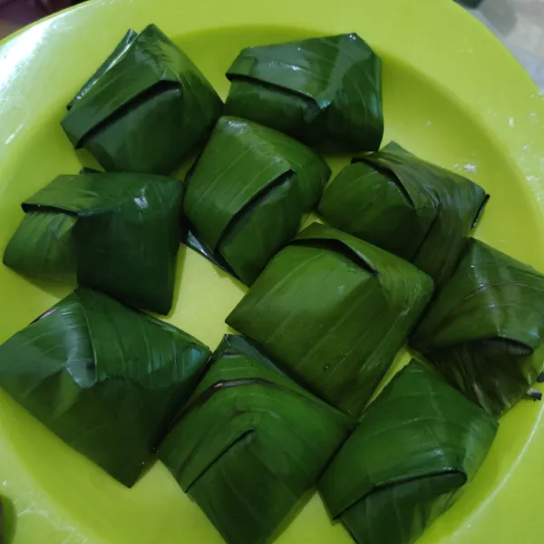 Bungkus seperti pada gambar atau sesuai selera.