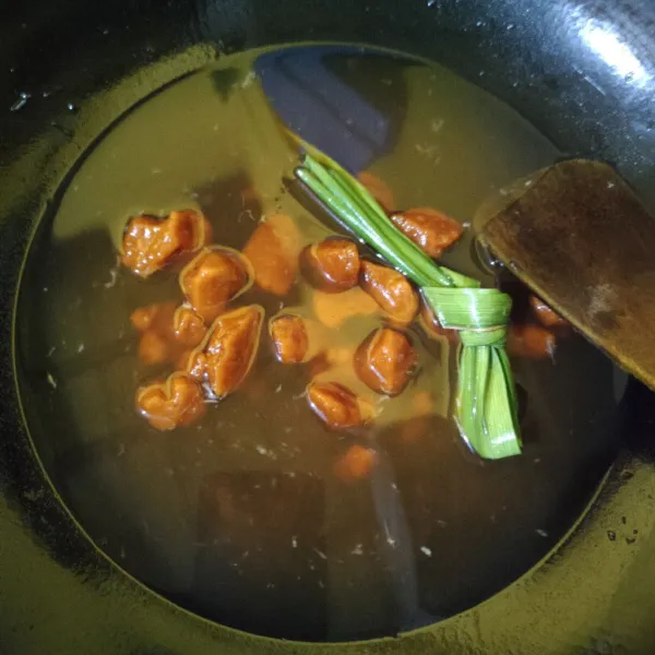 Rebus air, gula merah, garam dan daun pandan hingga gula larut. Angkat, saring.