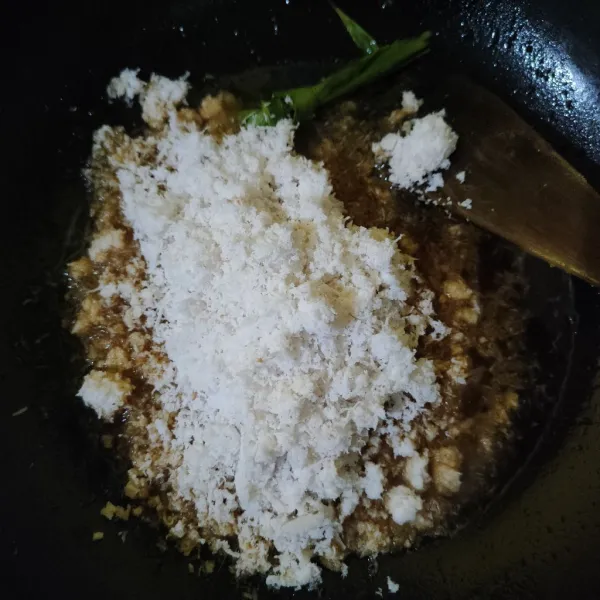 Campurkan kelapa parut dan air gula.