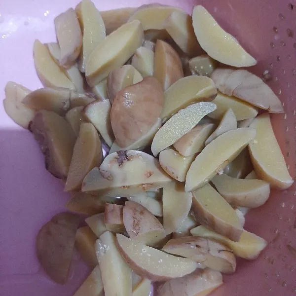 Rebus jengkol dengan daun jeruk sampai matang, kupas kulitnya lalu potong jengkol sesuai selera