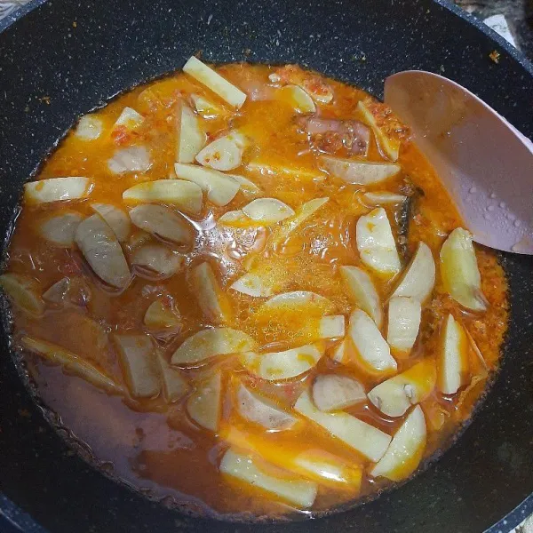 Masukan jengkol lalu masak sampai air surut