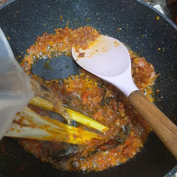 Setelah bumbu harum masukan gula, garam, kaldu bubuk dan micin, lalu tambahkan air tes rasa