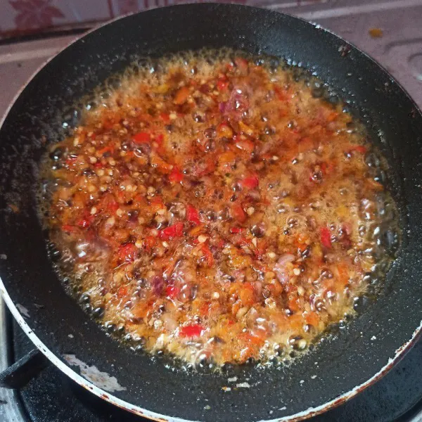 Selanjutnya masukkan air aduk rata dan masak hingga sambal matang.