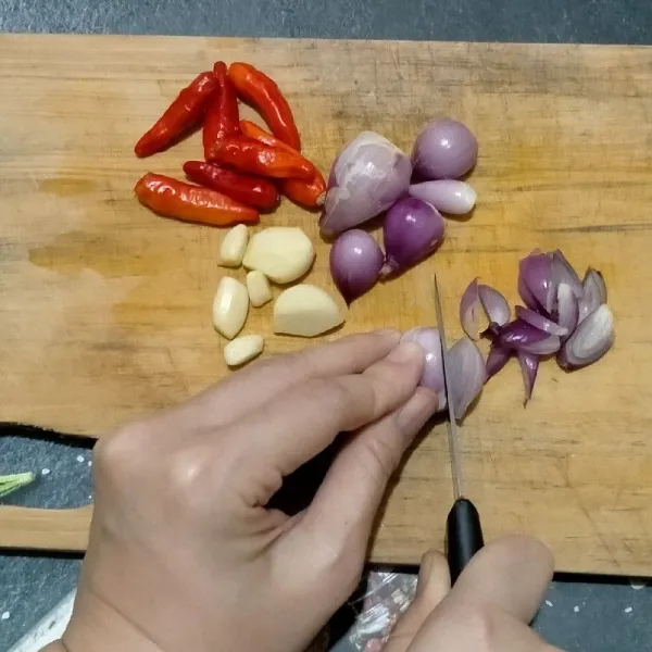 Iris bawang merah, bawang putih dan cabe rawit merah