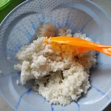 Jika nasi menggumpal hancurkan dulu gumpalan nasi pakai sendok